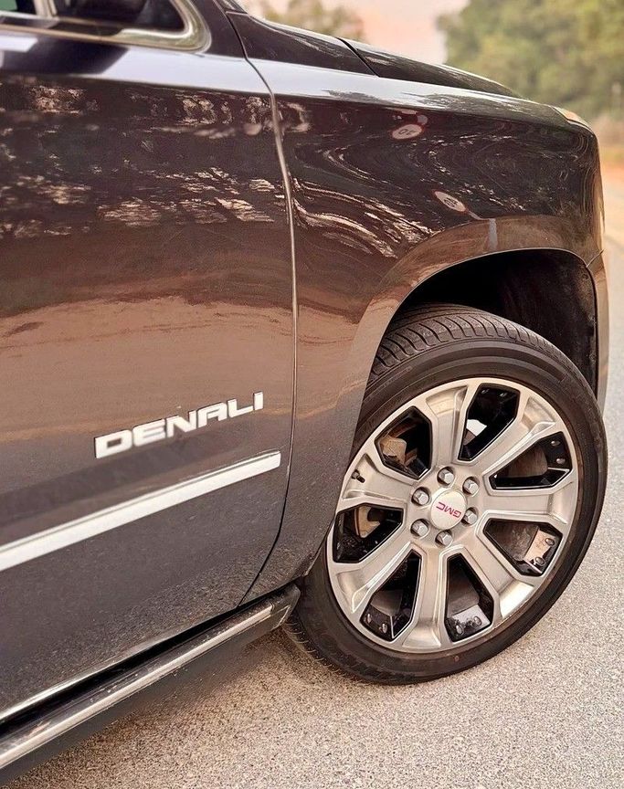 Used GMC Yukon XL IV (GMT K2UG), 6.2 l, 2018 in Abu Dhabi by Al Waleed Used Cars, Grey color. American Specs | AUTO.AE