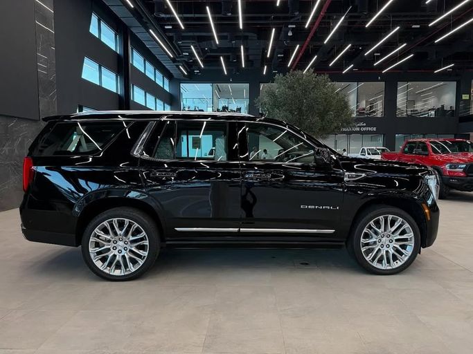 Новый GMC Yukon V Рестайлинг, 6.2 л, 2025 в Абу-Даби от Baniyas Cars Abu Dhabi Черный цвет. GCC | AUTO.AE
