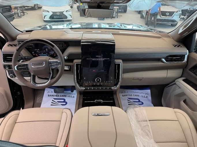Новый GMC Yukon V Рестайлинг, 6.2 л, 2025 в Абу-Даби от Baniyas Cars Abu Dhabi Черный цвет. GCC | AUTO.AE