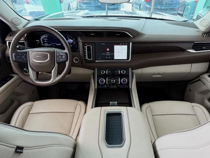 Подержанный GMC Yukon V, 5.3 л, 2024 в Абу-Даби от Speed Car Motors Черный цвет.  | AUTO.AE