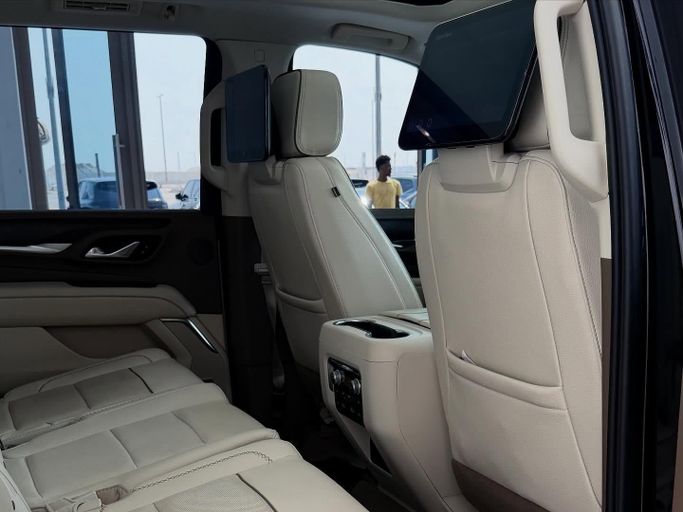 Подержанный GMC Yukon V, 5.3 л, 2024 в Абу-Даби от Speed Car Motors Черный цвет.  | AUTO.AE