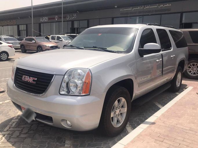 Подержанный GMC Yukon III (GMT900), 5.3 л, 2014 в Абу-Даби от Golden coast automobile showroom Серебристый цвет. GCC | AUTO.AE