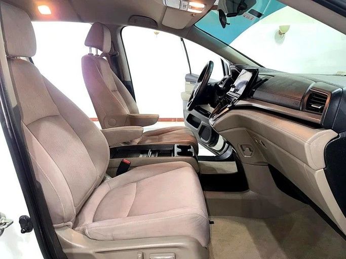 Used Honda Odyssey V Facelift, 2.4 l, 2019 in Abu Dhabi by Al Ramz Motors, White color. GCC Specs | AUTO.AE