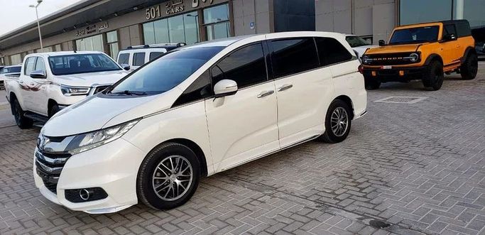 Used Honda Odyssey V Facelift, 2.4 l, 2018 in Abu Dhabi by Al Asad Automobile Showroom, White color. GCC Specs | AUTO.AE