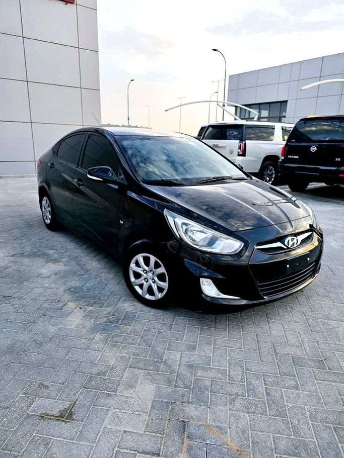 مستعملة Hyundai Accent رابعاً, 1.6 l, 2013 في في أبو ظبي من Al Asad Automobile Showroom، اللون أسود. مواصفات الخليج | AUTO.AE