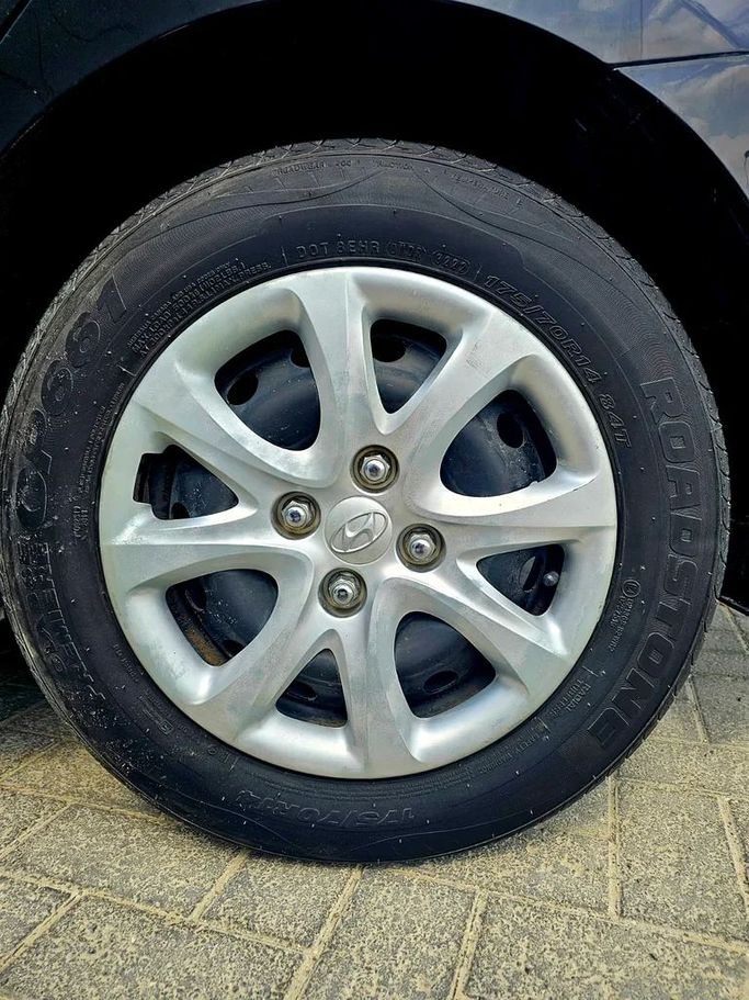 مستعملة Hyundai Accent رابعاً, 1.6 l, 2013 في في أبو ظبي من Al Asad Automobile Showroom، اللون أسود. مواصفات الخليج | AUTO.AE