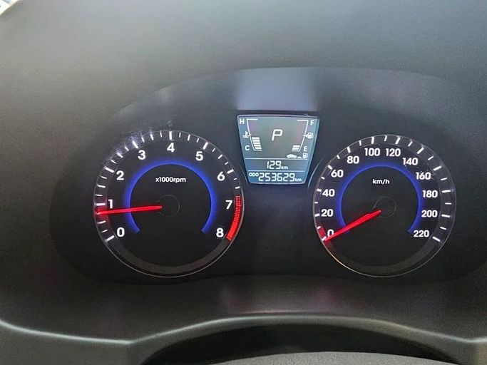 مستعملة Hyundai Accent رابعاً, 1.6 l, 2013 في في أبو ظبي من Al Asad Automobile Showroom، اللون أسود. مواصفات الخليج | AUTO.AE