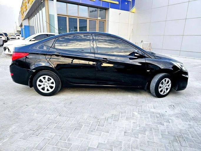 مستعملة Hyundai Accent رابعاً, 1.6 l, 2013 في في أبو ظبي من Al Asad Automobile Showroom، اللون أسود. مواصفات الخليج | AUTO.AE