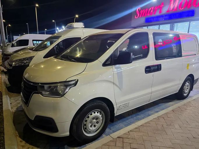 Used Hyundai H-1 II Facelift 2, 2.4 l, 2019 in Abu Dhabi by Smart Motors Car Trading, White color. GCC Specs | AUTO.AE