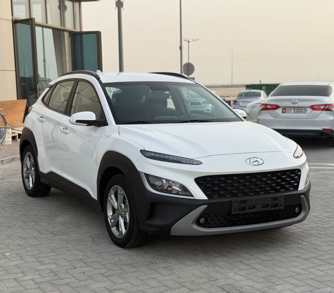 Подержанный Hyundai Kona I Рестайлинг, 1.6 л, 2022 в Абу-Даби от Al Laith Cars Showroom Белый цвет. GCC | AUTO.AE