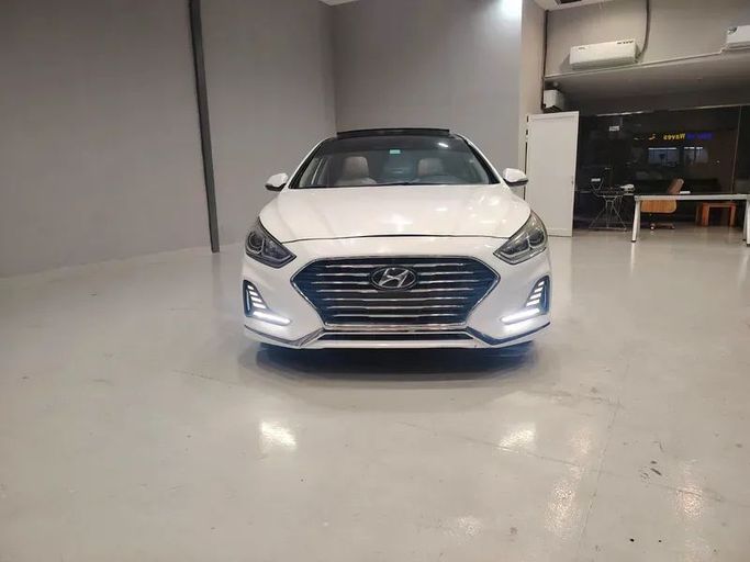 Used Hyundai Sonata VII (LF) Facelift, 2.4 l, 2019 in Abu Dhabi by Crypto Stars Used Cars Trading, White color. GCC Specs | AUTO.AE