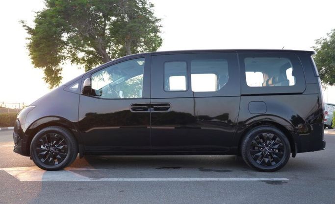 مستعملة Hyundai Staria, 3.5 l, 2024 في في أبو ظبي من Advantage Motors، اللون أسود. مواصفات الخليج | AUTO.AE