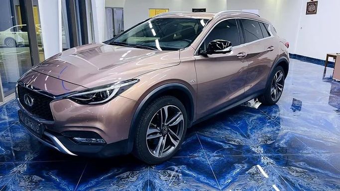 Подержанный Infiniti QX30, 2.0 л, 2018 в Абу-Даби от Al Fateh Used Automobiles Showroom Золотистый цвет. GCC | AUTO.AE