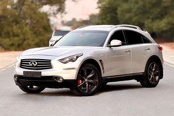 Подержанный Infiniti QX70, 3.7 л, 2014 в Абу-Даби от Al Waleed Used Cars Серебристый цвет. GCC | AUTO.AE