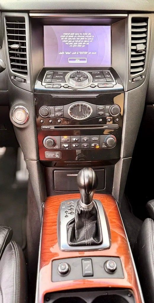 Подержанный Infiniti QX70, 3.7 л, 2014 в Абу-Даби от Al Waleed Used Cars Серебристый цвет. GCC | AUTO.AE