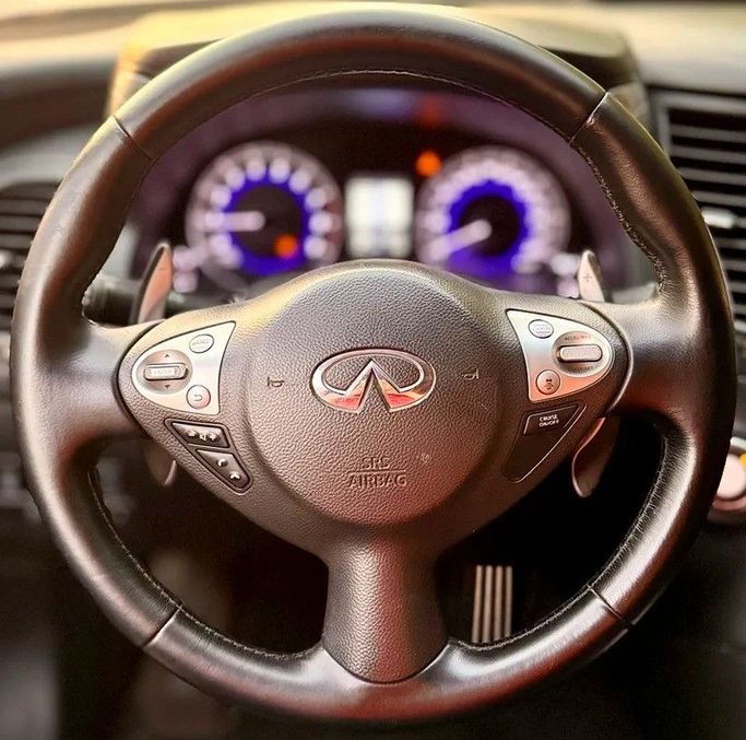 Подержанный Infiniti QX70, 3.7 л, 2014 в Абу-Даби от Al Waleed Used Cars Серебристый цвет. GCC | AUTO.AE