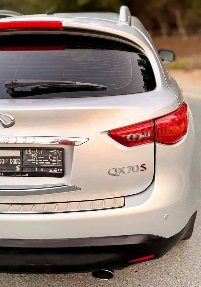 Подержанный Infiniti QX70, 3.7 л, 2014 в Абу-Даби от Al Waleed Used Cars Серебристый цвет. GCC | AUTO.AE