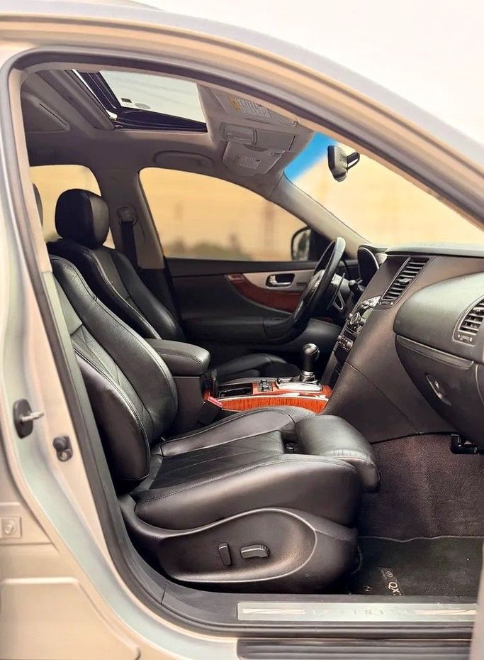 Подержанный Infiniti QX70, 3.7 л, 2014 в Абу-Даби от Al Waleed Used Cars Серебристый цвет. GCC | AUTO.AE