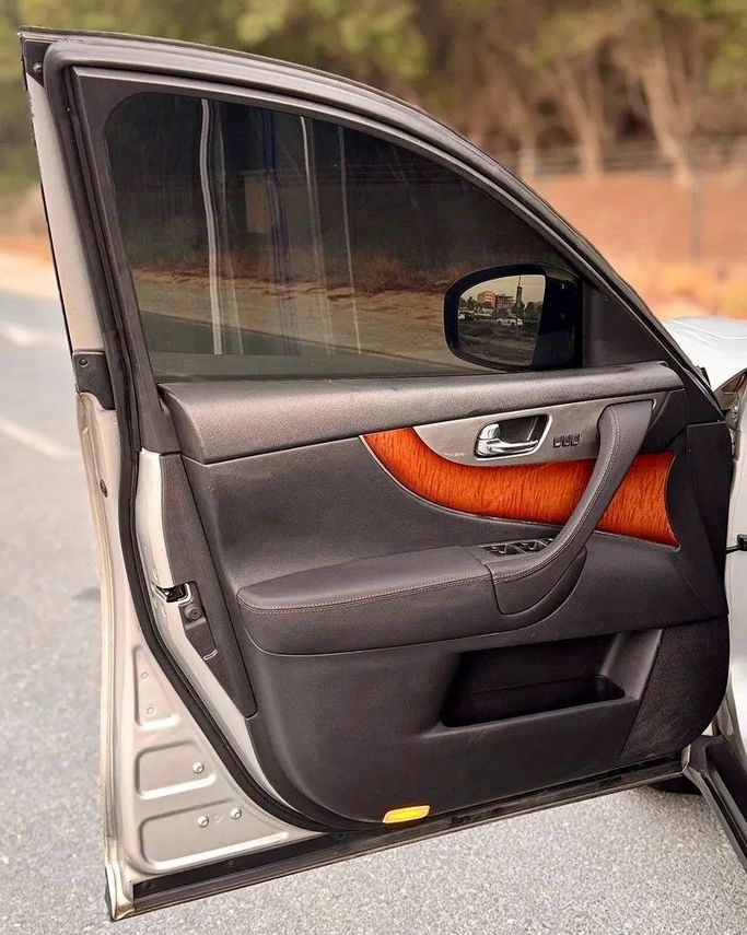 Подержанный Infiniti QX70, 3.7 л, 2014 в Абу-Даби от Al Waleed Used Cars Серебристый цвет. GCC | AUTO.AE