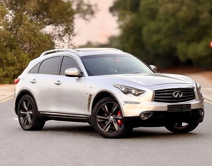 Подержанный Infiniti QX70, 3.7 л, 2014 в Абу-Даби от Al Waleed Used Cars Серебристый цвет. GCC | AUTO.AE