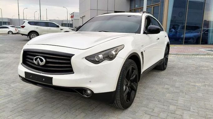 Подержанный Infiniti QX70, 3.7 л, 2015 в Абу-Даби от Al Asad Automobile Showroom Белый цвет. GCC | AUTO.AE