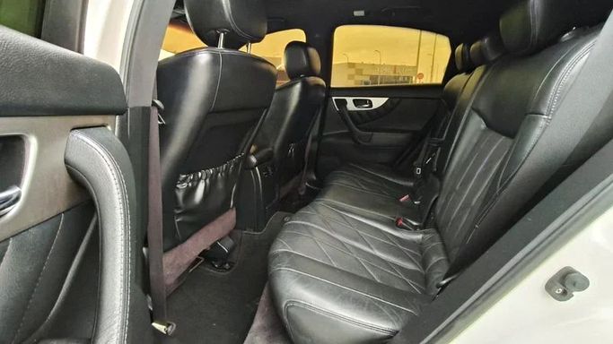 Подержанный Infiniti QX70, 3.7 л, 2015 в Абу-Даби от Al Asad Automobile Showroom Белый цвет. GCC | AUTO.AE