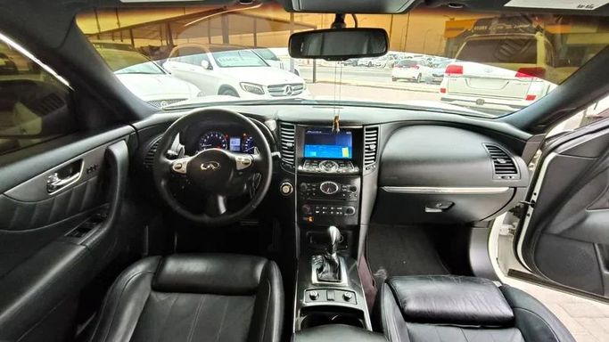 Подержанный Infiniti QX70, 3.7 л, 2015 в Абу-Даби от Al Asad Automobile Showroom Белый цвет. GCC | AUTO.AE