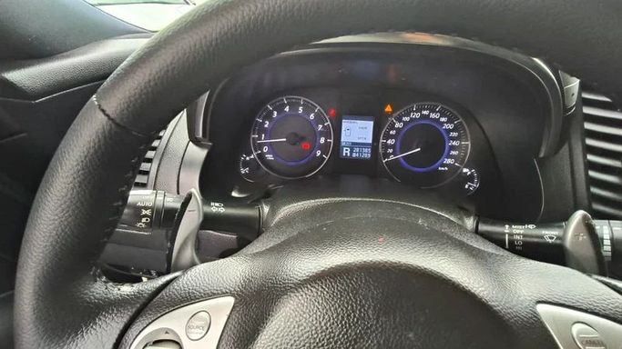 Подержанный Infiniti QX70, 3.7 л, 2015 в Абу-Даби от Al Asad Automobile Showroom Белый цвет. GCC | AUTO.AE