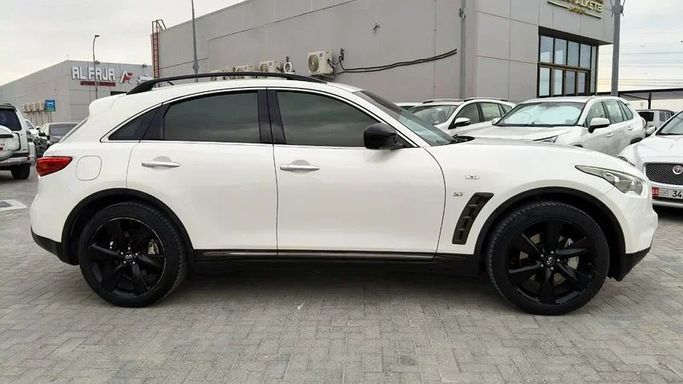 Подержанный Infiniti QX70, 3.7 л, 2015 в Абу-Даби от Al Asad Automobile Showroom Белый цвет. GCC | AUTO.AE