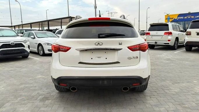 Подержанный Infiniti QX70, 3.7 л, 2015 в Абу-Даби от Al Asad Automobile Showroom Белый цвет. GCC | AUTO.AE