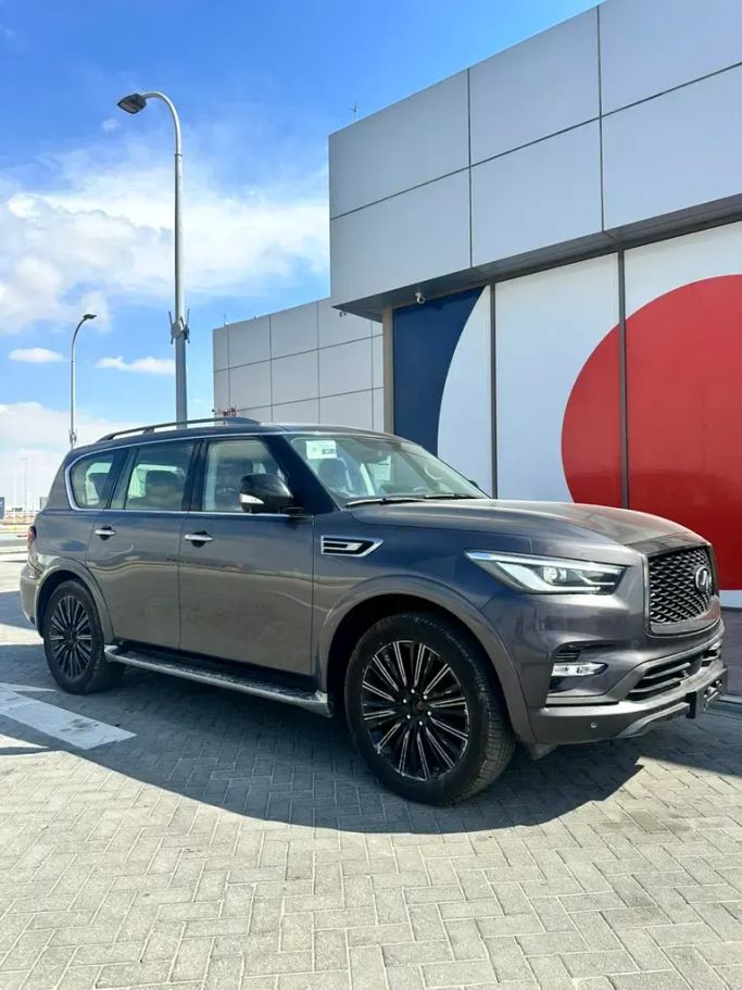 جديدة Infiniti QX80 أنا فيس ليفت 3, 5.6 l, 2024 في في أبو ظبي من Al saada cars exibition، اللون رمادي. مواصفات الخليج | AUTO.AE
