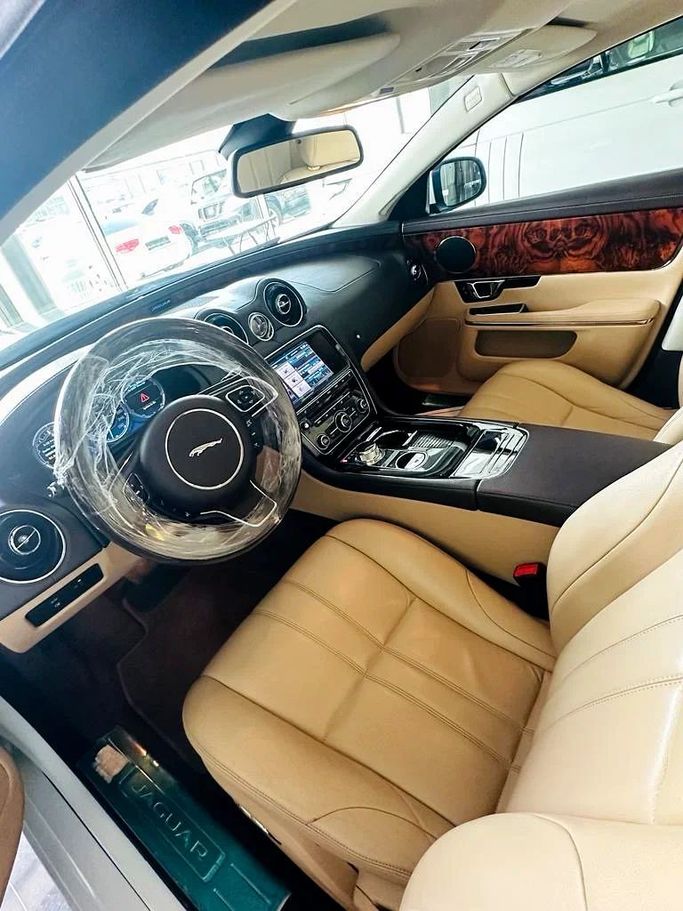 مستعملة Jaguar XJ IV (X351), 5.0 l, 2014 في في أبو ظبي من Al Asad Automobile Showroom، اللون أبيض. مواصفات الخليج | AUTO.AE