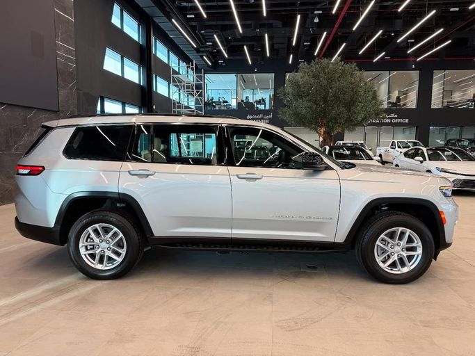 Новый Jeep Grand Cherokee L V (WL), 3.6 л, 2025 в Абу-Даби от Baniyas Cars Abu Dhabi Белый цвет. Other | AUTO.AE