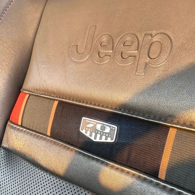 Подержанный Jeep Grand Cherokee IV (WK2), 3.6 л, 2011 в Абу-Даби от Emco car Серебристый цвет. GCC | AUTO.AE