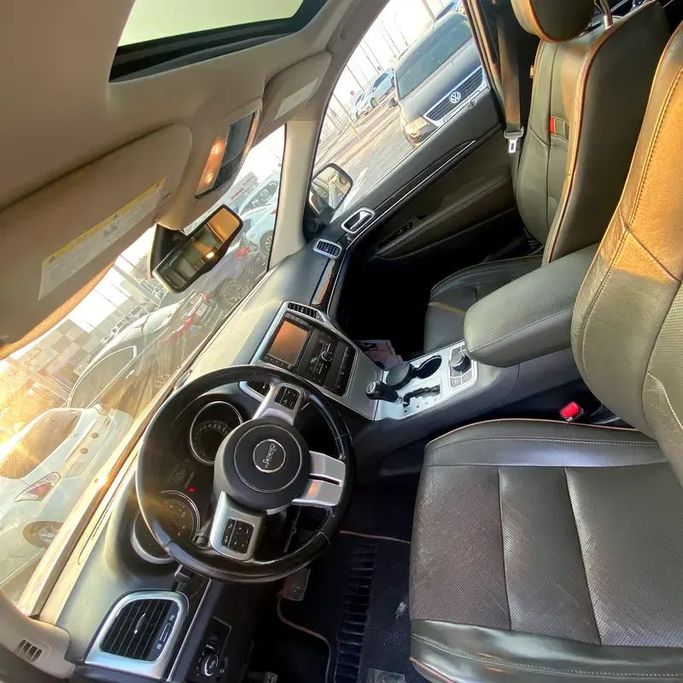 Подержанный Jeep Grand Cherokee IV (WK2), 3.6 л, 2011 в Абу-Даби от Emco car Серебристый цвет. GCC | AUTO.AE