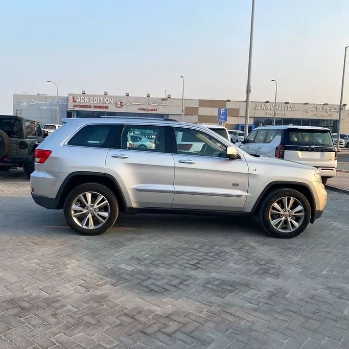 Подержанный Jeep Grand Cherokee IV (WK2), 3.6 л, 2011 в Абу-Даби от Emco car Серебристый цвет. GCC | AUTO.AE