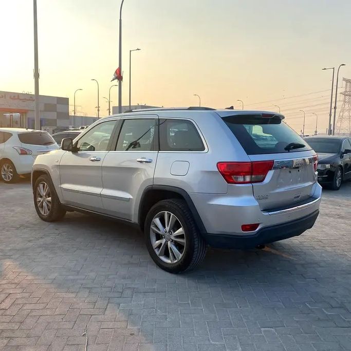 Подержанный Jeep Grand Cherokee IV (WK2), 3.6 л, 2011 в Абу-Даби от Emco car Серебристый цвет. GCC | AUTO.AE