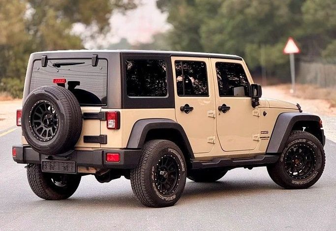 Used Jeep Wrangler IV (JL), 3.6 l, 2017 in Abu Dhabi by Al Waleed Used Cars, Beige color. GCC Specs | AUTO.AE