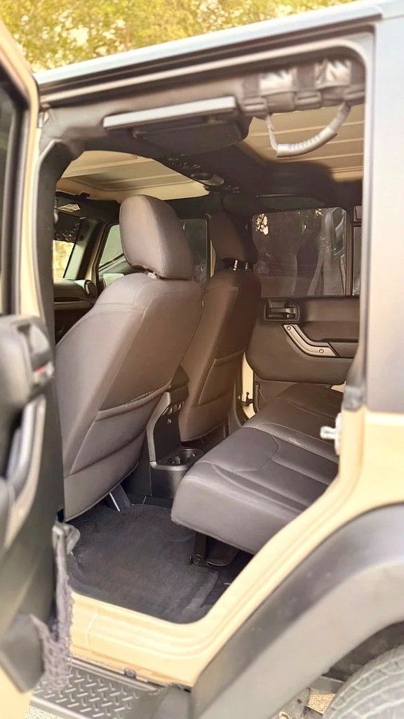 Used Jeep Wrangler IV (JL), 3.6 l, 2017 in Abu Dhabi by Al Waleed Used Cars, Beige color. GCC Specs | AUTO.AE