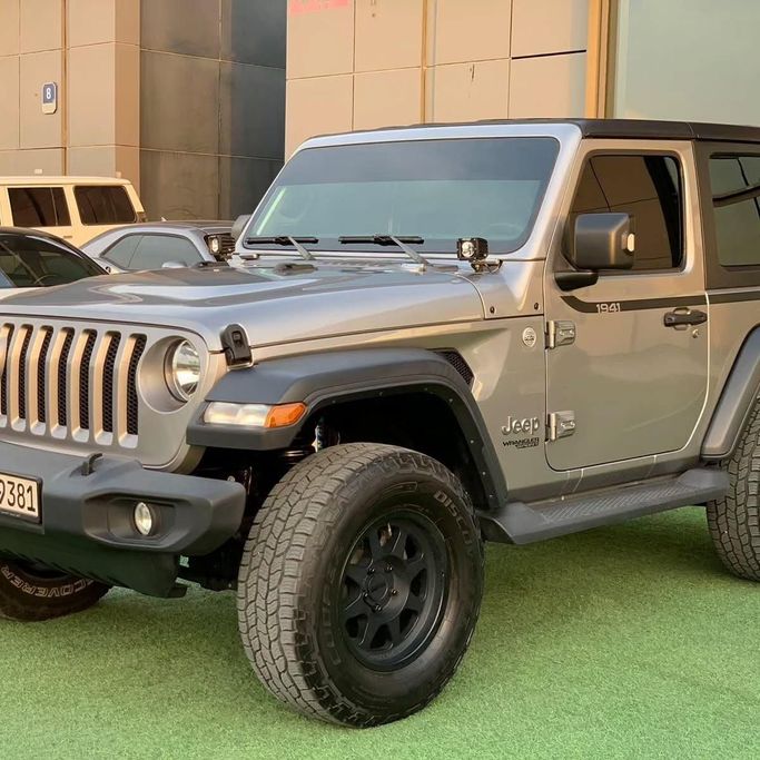 Подержанный Jeep Wrangler IV (JL), 2.0 л, 2019 в Абу-Даби от Al Fajr Automobile showroom Серебристый цвет. GCC | AUTO.AE