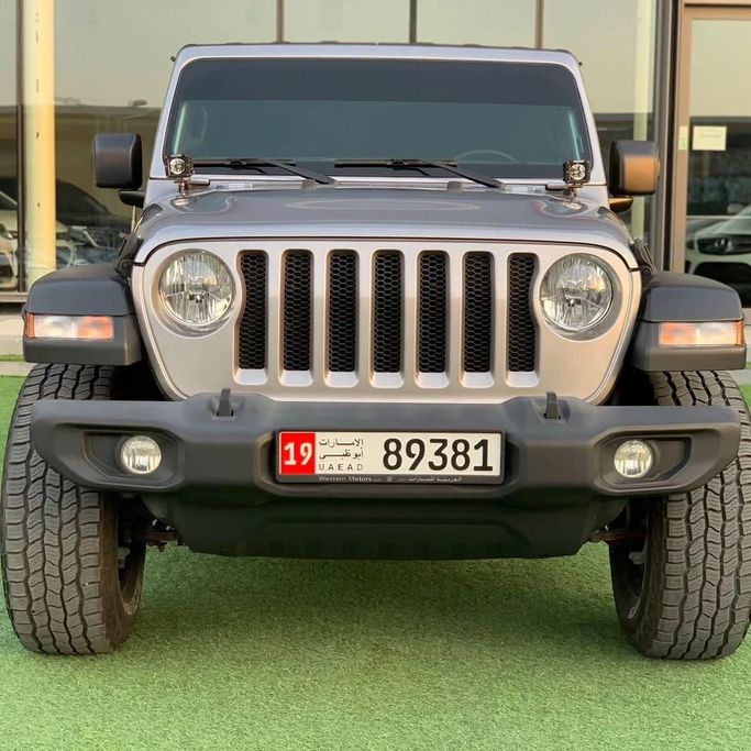 Подержанный Jeep Wrangler IV (JL), 2.0 л, 2019 в Абу-Даби от Al Fajr Automobile showroom Серебристый цвет. GCC | AUTO.AE