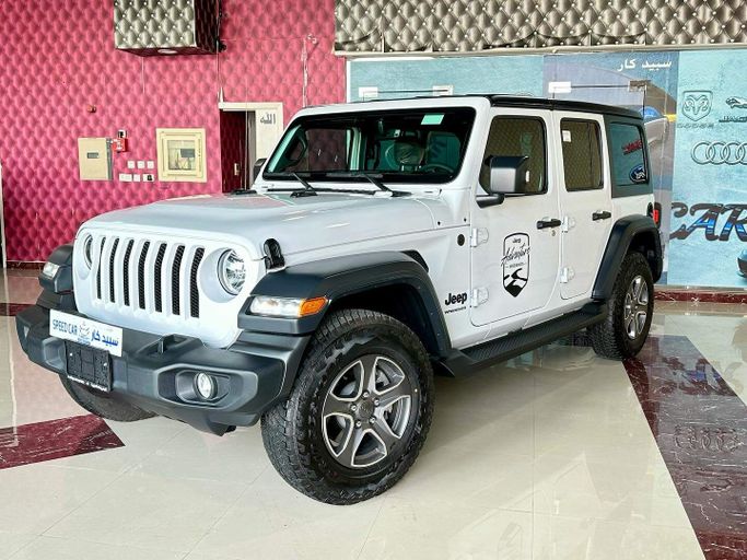 Подержанный Jeep Wrangler IV (JL), 2.0 л, 2023 в Абу-Даби от Speed Car Motors Белый цвет. GCC | AUTO.AE