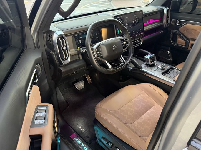 Used Jetour T2, 2.0 l, 2026 in UAE, Abu Dhabi by Al Shorook Used Car Exhibition, Silver color. GCC Specs | AUTO.AE | Listing #281683 — photo 7 of 11