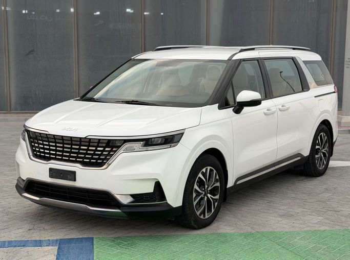 Подержанный Kia Carnival IV, 3.5 л, 2022 в Абу-Даби от Al Laith Cars Showroom Белый цвет. GCC | AUTO.AE