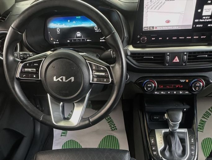 Подержанный Kia K3 II Рестайлинг, 1.6 л, 2022 в Абу-Даби от Speed Car Motors Белый цвет.  | AUTO.AE