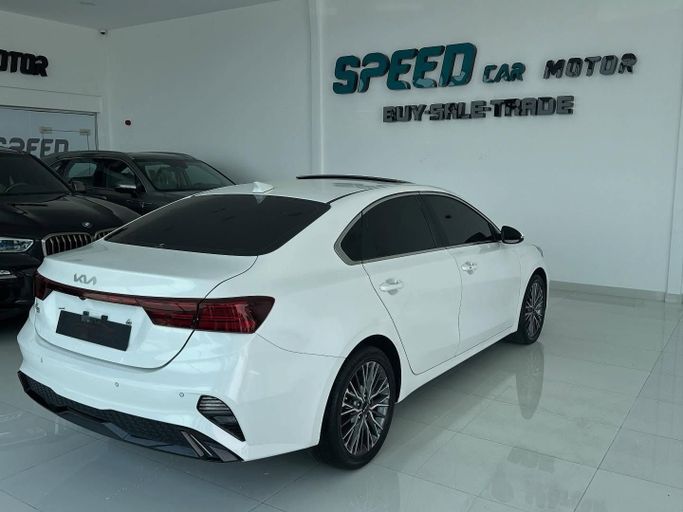 Подержанный Kia K3 II Рестайлинг, 1.6 л, 2022 в Абу-Даби от Speed Car Motors Белый цвет.  | AUTO.AE