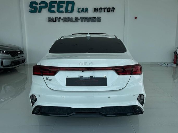 Подержанный Kia K3 II Рестайлинг, 1.6 л, 2022 в Абу-Даби от Speed Car Motors Белый цвет.  | AUTO.AE