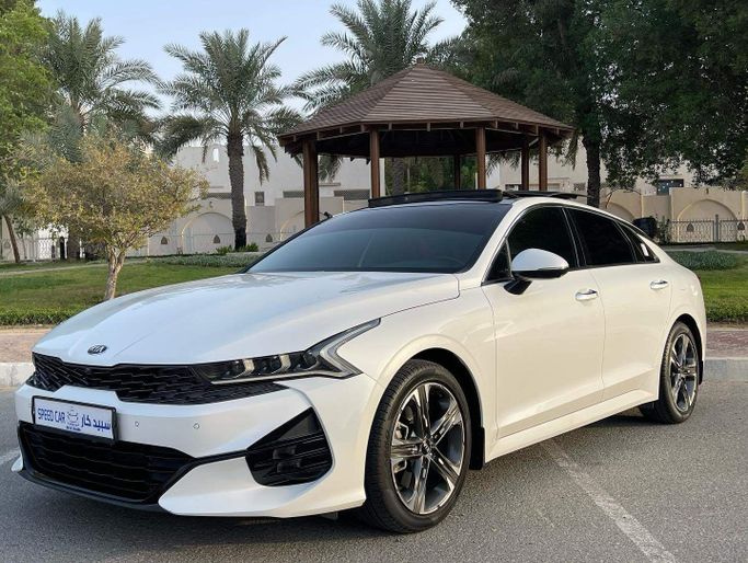 Подержанный Kia K5 III, 1.6 л, 2021 в Абу-Даби от Speed Car Motors Белый цвет. GCC | AUTO.AE