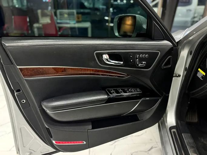 مستعملة Kia K900 I, 3.8 l, 2015 في في أبو ظبي من F1 Lebanon vehicle Trading، اللون فضي. المواصفات الكورية | AUTO.AE