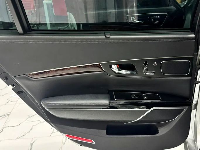 مستعملة Kia K900 I, 3.8 l, 2015 في في أبو ظبي من F1 Lebanon vehicle Trading، اللون فضي. المواصفات الكورية | AUTO.AE